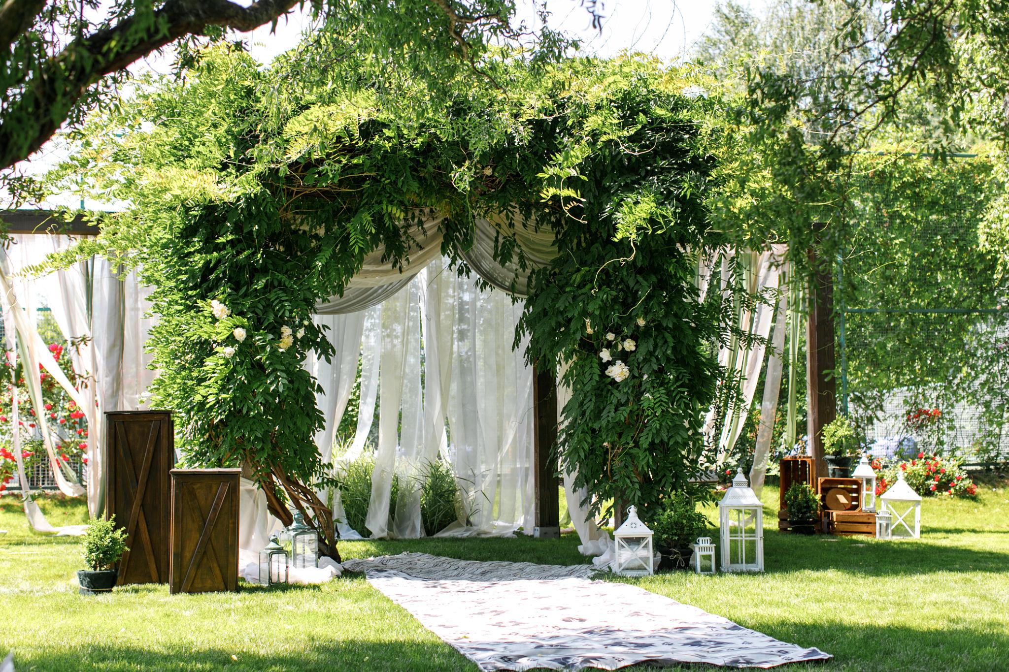 Designing a Luxury Barn Wedding Without Losing Rustic Charm